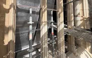 Maçonnerie & taille de pierre : les travaux en cours sur l'église St-Pierre d'Ault