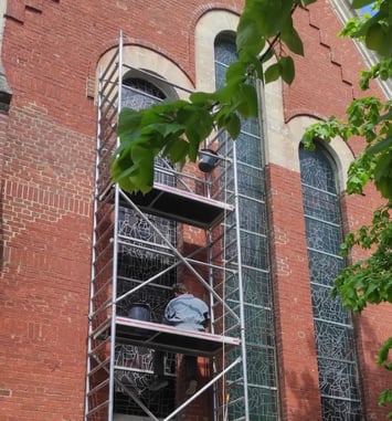 Coup d'œil sur les travaux de restauration des vitraux de l'église Saint-Médard