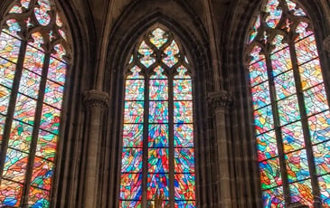 Visite flash : L'église du Saint-Sépulcre et ses vitraux anciens